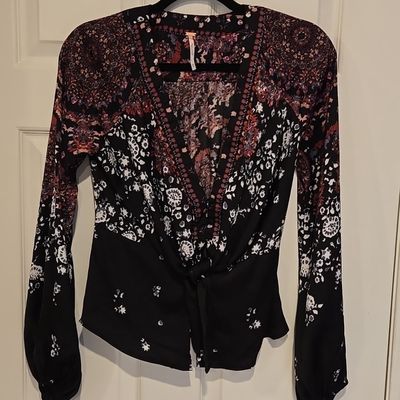 Free People Run Free Floral V-Neck Tie-Front Blouse - Black & Burgundy Size XS - Picture 4 of 7